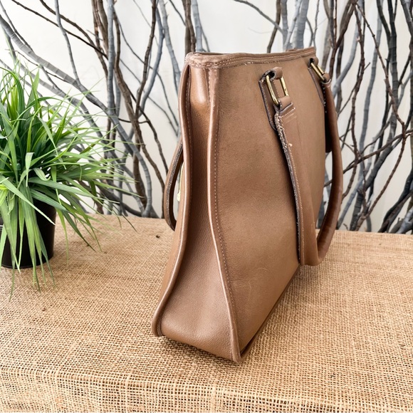 Dorcelle Vintage Tan Kiss Lock Shoulder Bag - Picture 4 of 12